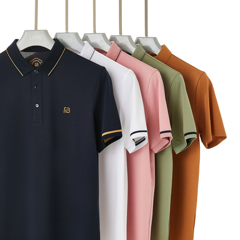 Kişisel Logo nakışları ve polyester kumaşları ile erkeklerin katı renkli golf polo gömleği