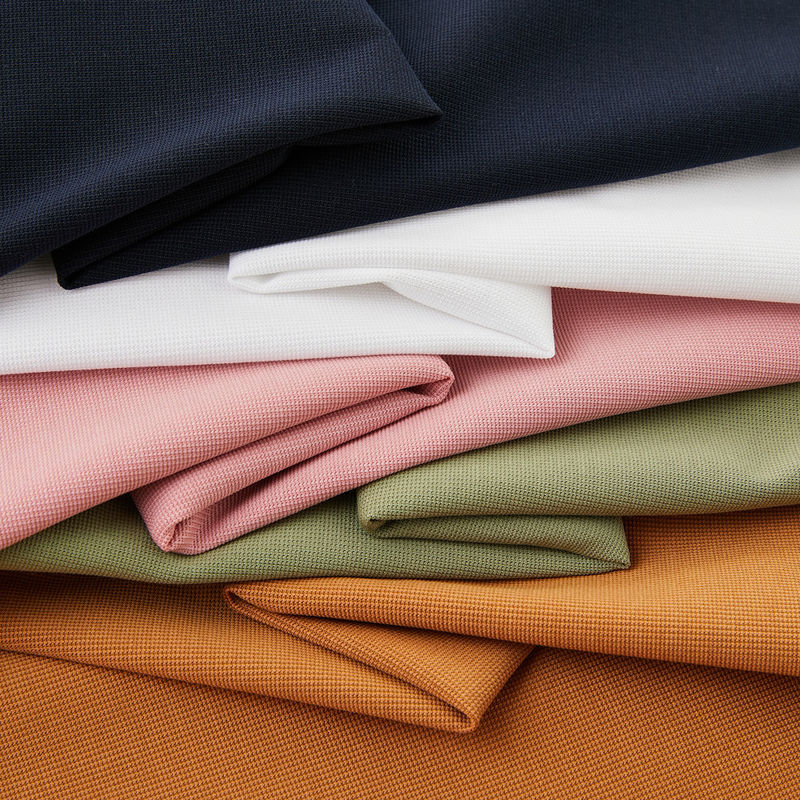 Kişisel Logo nakışları ve polyester kumaşları ile erkeklerin katı renkli golf polo gömleği