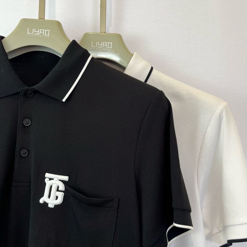 Erkek Logo - nakışlı polo gömleği. Beyaz kesimli siyah göğüs cebisi ve monogramlı moda tasarımı Pique Erkek Polo gömleği.
