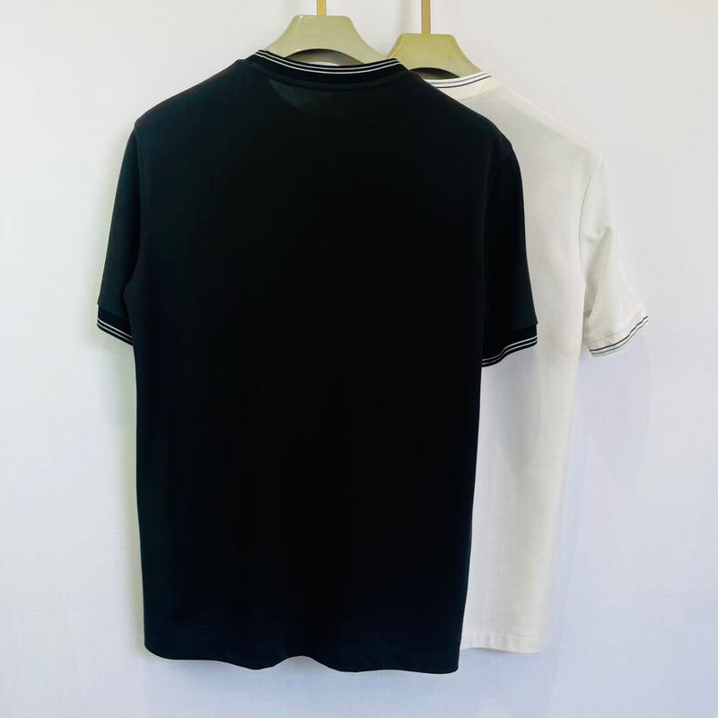 Erkek Logo - nakışlı polo gömleği. Beyaz kesimli siyah göğüs cebisi ve monogramlı moda tasarımı Pique Erkek Polo gömleği.