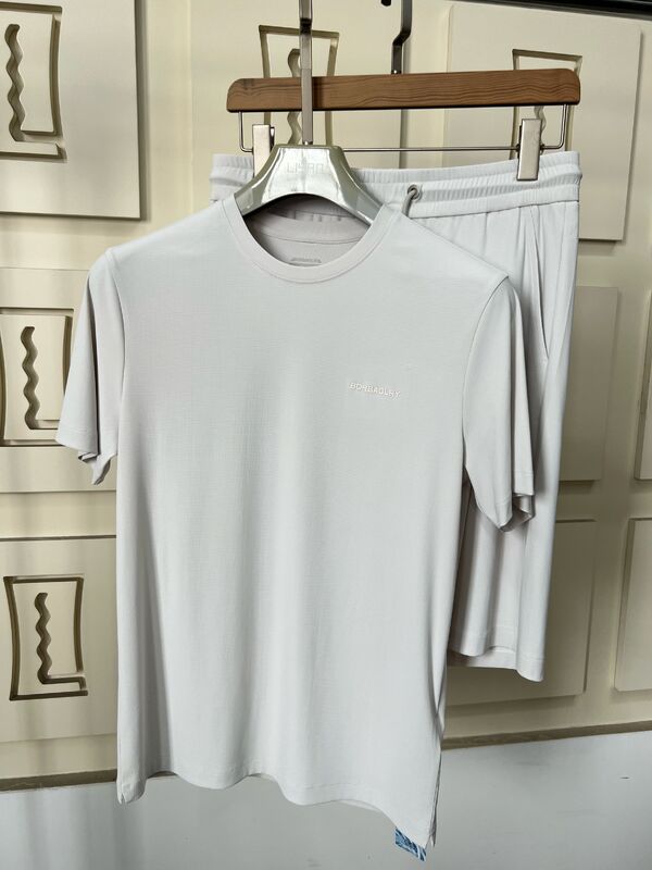 Erkekler Yüksek Kaliteli Fitness Koşu Şortları Nefes Alıcı Hızlı Kuruyan Malzeme Diz Uzunluğu Yaz Sırt Cep Cep Basit Tasarım